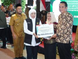 Bantuan Sosial Rp5,8 Miliar Disalurkan untuk Masyarakat Gresik, Gubernur Khofifah Ajak Gunakan dengan Bijak