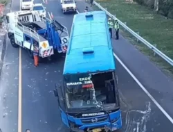 Bus Terguling di Tol Kebomas Gresik Akibat Rem Blong, Satu Orang Alami Luka Ringan