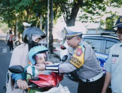 Operasi Patuh Semeru 2025: Satlantas Polres Gresik Berikan Helm Gratis dan Souvenir