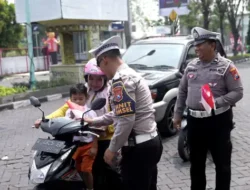 Bersatu Berdaulat, Rakyat Sejahtera, Indonesia Maju: Polantas Gresik Tebarkan Semangat Kemerdekaan