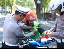 Satlantas Polres Gresik Bagikan Bendera dan Pin Merah Putih di GKB