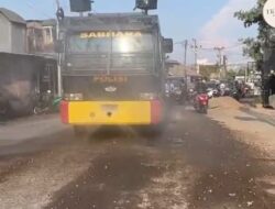 Debu Tebal Ganggu Warga, Polres Gresik Langsung Turunkan Water Cannon!