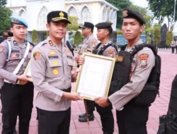 Wujud Apresiasi, Kapolres Gresik Beri Penghargaan kepada 25 Personel dan Warga yang Berdedikasi