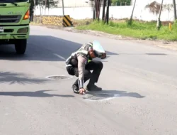Jelang Nataru, Satlantas Polres Gresik Tandai Jalan Berlubang di Raya Deandles Demi Keselamatan Pengendara
