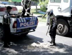 Demi Keselamatan Pengendara, Satlantas Polres Gresik Tambal Jalan Berlubang di Jalan Wahidin