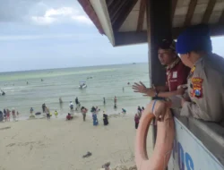 Pantai Dalegan Dipadati Wisatawan, Satpolair Polres Gresik Tingkatkan Pengamanan Nataru 2025