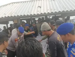 Nelayan Asal Lumpur Gresik Ditemukan Meninggal Dunia Mengapung, Satpolairud Polres Gresik Bantu Lakukan Evakuasi