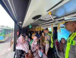 Tingkatkan Kamseltibcarlantas, Satlantas Polres Gresik Edukasi Driver Trans Jatim Lewat “Polantas Menyapa”