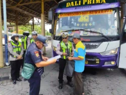 Keselamatan Penumpang Prioritas, Satlantas Polres Gresik Ramp Check Bus dan Tegur Pelanggaran Teknis
