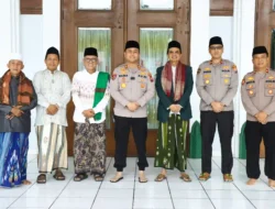Usai Sholat Jumat, Kapolres Gresik Silaturahmi dengan Pengurus Masjid Agung Maulana Malik Ibrahim