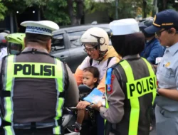 Satlantas Polres Gresik Gencarkan Edukasi Keselamatan, Pengguna Jalan Tertib Dapat Cokelat