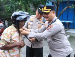 Aksi Humanis Operasi Keselamatan Semeru, Kapolres Gresik Bagikan Helm Gratis Pengemudi Becak Listrik