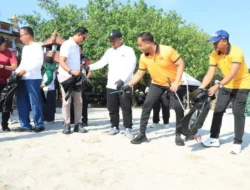 Dukung Program Presiden Prabowo, Forkopimda Gresik Gelar Aksi Bersih Pantai Dalegan