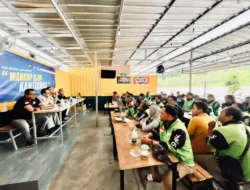Sinergi di Balik Secangkir Kopi: Satlantas Polres Gresik Rangkul Driver Ojol dalam Ops Keselamatan Semeru 2026