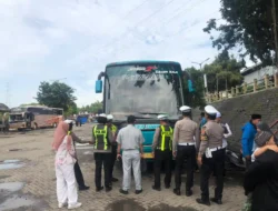 Pastikan Keselamatan Peziarah, Satlantas Polres Gresik Gelar Ramp Check Bus Pariwisata di Kawasan Sunan Giri