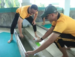 Kapolres Gresik Pimpin Aksi Bersih Masjid Agung, Wujud Nyata Program ASRI Presiden Prabowo