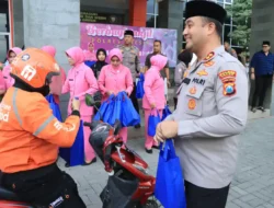 Ramadan Penuh Berkah, Polres Gresik dan Bhayangkari Turun ke Jalan Bagikan Takjil untuk Warga