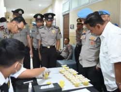 Pastikan Bersih Narkoba, Polres Gresik Gelar Tes Urine Personel