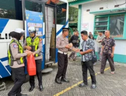 Ngabuburit Sambil Urus SIM, Layanan SIM Keliling Ramadan Satlantas Polres Gresik Diserbu Warga di Masjid Agung