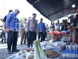Kapolres Gresik Sidak Pasar, Sapa Pedagang dan Pastikan Stok Aman Jelang Idul Fitri 1447 H