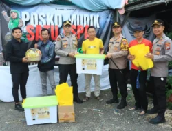 Wujud Kepedulian, Kapolres Gresik Bersama Bhayangkari Sambangi Pos Pengamanan Bagikan Hampers Lebaran