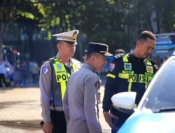 Aksi Heroik Satlantas Polres Gresik, Antarkan Pasutri Asal Situbondo yang Ketinggalan Bus Mudik