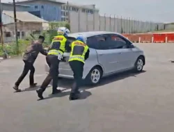 Respons Cepat Polantas Gresik Bantu Kendaraan Pemudik Mogok di Sembayat