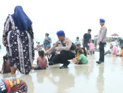 Pastikan Keamanan Wisatawan Lebaran 2026, Kapolres Gresik Pantau di Pantai Dalegan