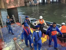 Respons Cepat Satpolairud Polres Gresik Bantu Evakuasi Jasad Lansia di Dermaga Pelabuhan Petro