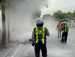 Aksi Cepat Satlantas Polres Gresik Padamkan Motor Terbakar di Depan Terminal Bunder