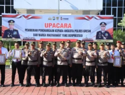 Polres Gresik Beri Penghargaan 13 Personel dan 1 Warga, Kapolres Apresiasi Dedikasi Anggota