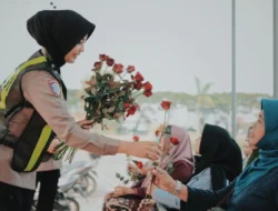 Peringati Hari Kartini, Srikandi Satlantas Polres Gresik Bagi Mawar dan Helm untuk Pemohon SIM Perempuan