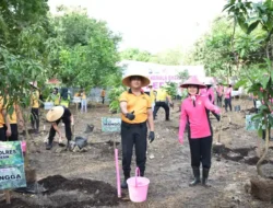 Hijaukan Gresik, Yayasan Kemala Bhayangkari Tanam Puluhan Pohon Produktif di Asrama Randuagung