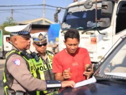 Polres Gresik Tindak Tegas Truk Nakal Langgar Jam Operasional di Pantura, Pelanggar Diputar Balik dan Diberikan Sanksi