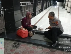 Respon Cepat Polisi Gresik, Bantu Warga Terlantar Hingga Diantar Naik Bus ke Terminal Bunder