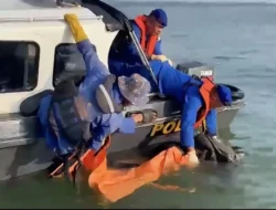 Satpolairud Polres Gresik bersama Tim SAR Gabungan Evakuasi Korban Ketiga Perahu Tenggelam