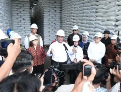 Dukung Asta Cita Ketahanan Pangan, Polres Gresik Kawal Kunjungan Mentan Tinjau Gudang Bulog
