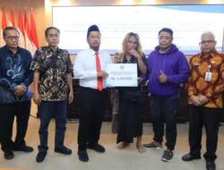 Bupati Gresik Siapkan Lahan Baru Seluas 1 Hektar, dan Serahkan Bantuan Usaha Rp215 Juta, ke 43 PKL Semambung