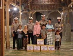 Polres Gresik Peduli Sesama, Satlantas Gelar Polantas Menyapa Salurkan Bantuan Sosial Bersama Taruna Akpol kepada Warga dan Panti Asuhan