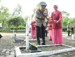 Polres Gresik Gelar Ziarah Nasional dan Tabur Bunga di TMP Kebomas Sambut Hari Bhayangkara ke-80