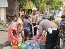 Polres Gresik Salurkan Air Bersih untuk Warga Duduk Sampeyan Sambut HUT Bhayangkara ke-80