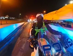Aksi Humanis Polres Gresik, Satlantas Kawal Ambulans Pasien Asal Bawean hingga RSUD Ibnu Sina Demi Keselamatan Masyarakat