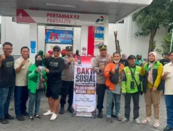 Senyum Ojol Gresik Saat Dapat BBM Gratis, Polsek Kebomas dan YALPK Group Gelar Bakti Sosial