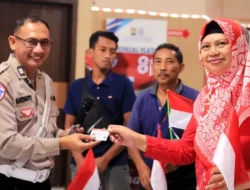 Kado Kemerdekaan dari Satlantas Polres Gresik, 17 Warga Kelahiran 17 Agustus Dapat SIM Gratis