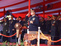Kapolres Gresik Pimpin Upacara Penurunan Bendera HUT ke-81 RI, Berlangsung Khidmat dan Lancar