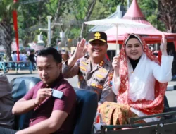 Kapolres Gresik Naik Mobil Klasik di Gresik Merdeka Carnival 2026, Ajak Warga Jogo Gresik