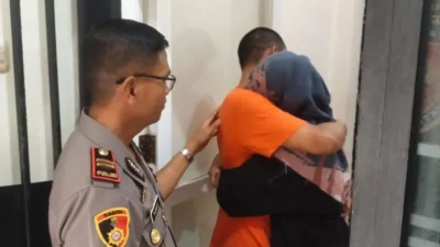 Momen Haru Dibalik Jeruji, Polisi Gresik Beri Kesempatan Tahanan Peluk Anak dan Istri