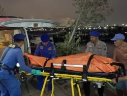 Satpolairud Polres Gresik Evakuasi Mayat Pria di Perairan Mengare-Karangjamuan