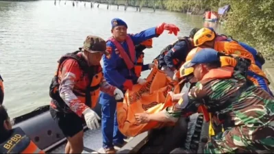 Satpolairud Polres Gresik Bersama Tim Gabungan Evakuasi Korban Tenggelam di Kalimireng